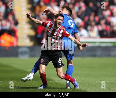 Sheffield, England, 23.. April 2022. Chris Basham von Sheffield Utd wurde von Jordan Hugill von Cardiff City beim Sky Bet Championship-Spiel in der Bramall Lane, Sheffield, herausgefordert. Bildnachweis sollte lauten: Simon Bellis / Sportimage Stockfoto