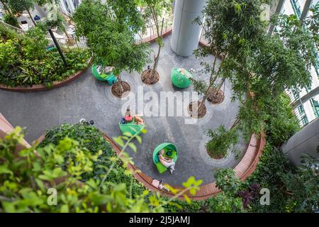 Im CapitalSpring, Oasis Garden, kann man sich erholen, ausruhen oder sogar die Augen schließen. Singapur. Stockfoto