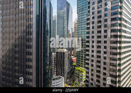 Nahaufnahme der Geschäftsgebäude in Singapur. 2022. Stockfoto