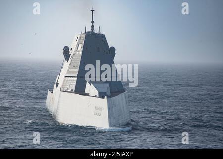 Auf See. 11. April 2022. Der Lenkrakenzerstörer USS Zumwalt (DDG 1000) der Zumwalt-Klasse dampft durch den Pazifischen Ozean. Zumwalt führt derzeit Routineoperationen in der US 3.-Flotte durch. Quelle: U.S. Navy/ZUMA Press Wire Service/ZUMAPRESS.com/Alamy Live News Stockfoto
