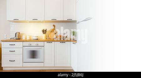 Poster mit moderner, ausgestatteter weißer Küche und Kopierpastenraum für Design Stockfoto