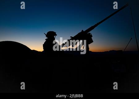 Nellis Air Force Base, USA. 13. April 2022. U.S. Army Green Berets von 1. Special Forces Group (Airborne) feuern während des Routinetrainings auf dem Nevada Test and Training Range auf der Nellis Air Force Base, Nevada, am 13. April 2022 ein Maschinengewehr vom Kaliber .50. Der SPF 1. (A) ist für den Einsatz und die Durchführung von neun doktrinären Missionen im gesamten Einsatzgebiet des Indo-Pacific Command vorgesehen. Quelle: U.S. Air Force/ZUMA Press Wire Service/ZUMAPRESS.com/Alamy Live News Stockfoto