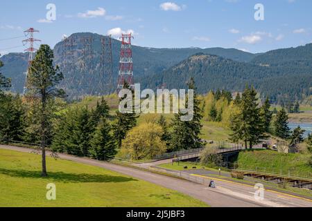 Die Stromleitungen des Bonneville Dam und die umliegende Landschaft des Staates Oregon. Stockfoto