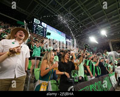 23. April 2022: Austin, Texas, USA: Die Fanabteilung des FC Austin jubelt nach einem Tor in der zweiten Hälfte eines Major League Soccer-Spiels zwischen dem FC Austin und den Whitecaps von Vancouver. (Bild: © Scott Coleman/ZUMA Press Wire) Stockfoto