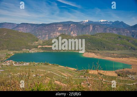 Blick auf den Kalterer See in Südtirol in Italien Stockfoto