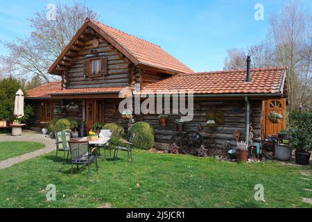 Kienitz, Deutschland. 12. April 2022. Auf dem Erlenhof befindet sich ein Holzhaus mit Sommercafé. Der Ferienbauernhof von Barbara Brunat im Mittleren Oderbruch bietet von April bis Oktober naturnahe Ferien auf weitläufiger Fläche und Übernachtungen in sechs Hirtenwägen sowie in einer Blockhütte. Maximal 15 Gäste finden auf dem Bauernhof Platz zum Schlafen, und es gibt weder Fernseher noch Radios in den Waggons und in der Kabine. (To dpa: ' 'Schäferstündchen im Schäferwagen' im Oderbruch') Quelle: Soeren Sache/dpa/Alamy Live News Stockfoto