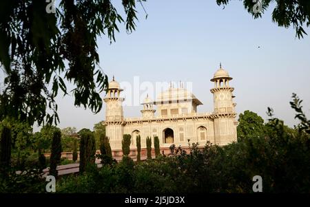 Grab der Itimad-ud-Daulah Monumental Mughal Architecture – in erster Linie aus rotem Sandstein mit Marmordekorationen gebaut Stockfoto