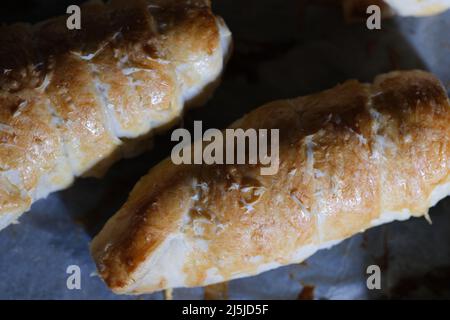 Frisch gekochte Wurst im Teig in Soße in der Nähe Stockfoto