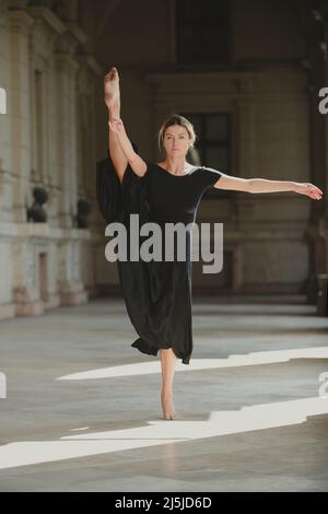 Balletttänzerin. Flexibler Stretch-Fit-Frauenkörper. Junges Mädchen tun Stretching-Training. Fitness-Modell Training am Morgen im Freien. Tanzstudio. Stockfoto