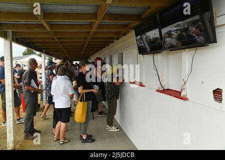 KUMARA, NEUSEELAND, 8. JANUAR 2022; die Wettkampfkunden stellen sich an, um ihre Wetten beim Gold Nuggets-Wettbewerb auf der Kumara Race Track am 8. Januar 2022 zu platzieren. Stockfoto
