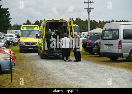 KUMARA, NEUSEELAND, 8. JANUAR 2022; Krankenwagenpersonal nimmt am Gold Nuggets Wettbewerb auf der Kumara Race Track am 8. Januar 202 an einem Patienten Teil Stockfoto