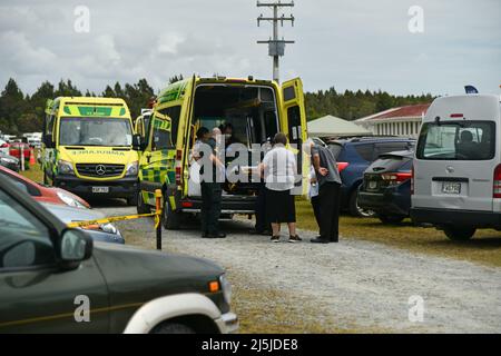 KUMARA, NEUSEELAND, 8. JANUAR 2022; Krankenwagenpersonal nimmt am Gold Nuggets Wettbewerb auf der Kumara Race Track am 8. Januar 202 an einem Patienten Teil Stockfoto