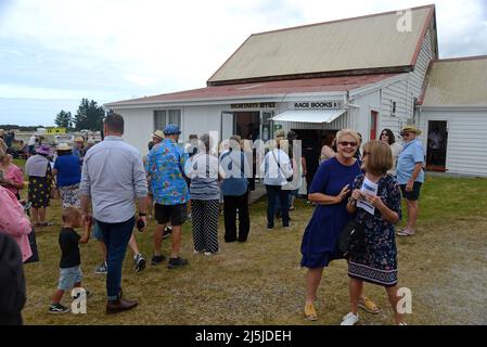 KUMARA, NEUSEELAND, 8. JANUAR 2022; die Wettkampfkunden stellen sich an, um ihre Wetten beim Gold Nuggets-Wettbewerb auf der Kumara Race Track am 8. Januar 2022 zu platzieren. Stockfoto
