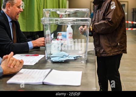 24. April 2022, Cours la Ville, Auvergne Rhone Alpes, Frankreich: Eine Frau in der Nähe der Wahlurne. Zweite Runde der Präsidentschaftswahlen in Frankreich sind die Franzosen aufgerufen, zwischen EMMANUEL MACRON und MARINE LE PEN zu wählen. Heute Morgen hier im Wahllokal von Cours la Ville. (Bild: © Adrien Fillon/ZUMA Press Wire) Stockfoto