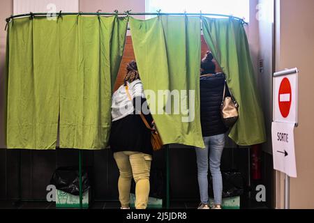24. April 2022, Cours la Ville, Auvergne Rhone Alpes, Frankreich: Frauen betreten Wahllokale. Zweite Runde der Präsidentschaftswahlen in Frankreich sind die Franzosen aufgerufen, zwischen EMMANUEL MACRON und MARINE LE PEN zu wählen. Heute Morgen hier im Wahllokal von Cours la Ville. (Bild: © Adrien Fillon/ZUMA Press Wire) Stockfoto
