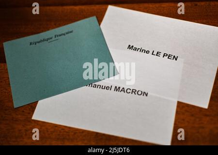 24. April 2022, Cours la Ville, Auvergne Rhone Alpes, Frankreich: Stimmzettel von MARINE LE PEN und EMMANUEL MACRON in einem Wahllokal. Zweite Runde der Präsidentschaftswahlen in Frankreich sind die Franzosen aufgerufen, zwischen EMMANUEL MACRON und MARINE LE PEN zu wählen. Heute Morgen hier im Wahllokal von Cours la Ville. (Bild: © Adrien Fillon/ZUMA Press Wire) Stockfoto