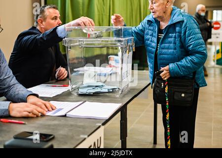 24. April 2022, Cours la Ville, Auvergne Rhone Alpes, Frankreich: Eine Frau legt ihren Stimmzettel an der Wahlurne ab. Zweite Runde der Präsidentschaftswahlen in Frankreich sind die Franzosen aufgerufen, zwischen EMMANUEL MACRON und MARINE LE PEN zu wählen. Heute Morgen hier im Wahllokal von Cours la Ville. (Bild: © Adrien Fillon/ZUMA Press Wire) Stockfoto