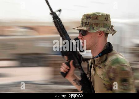 Al Udeid Air Base, Katar. 14. April 2022. Der Senior Airman der US Air Force, Zachary Cato, 379. Expeditionary Logistics Readiness Squadron, ein Techniker für die Fahrzeugwartung, trägt während eines Trainingskurses auf der Al Udeid Air Base, Katar, 14. April 2022 ein M4-Karabiner-Gewehr. Während des Trainings wurden die teilnehmenden Luftmänner über nonverbale taktische Kommunikation, Waffensicherheit und Taktik des Feuerteams unterrichtet. Quelle: U.S. Air Force/ZUMA Press Wire Service/ZUMAPRESS.com/Alamy Live News Stockfoto