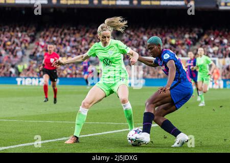 Assisat Oshoala vom FC Barcelona im Einsatz gegen Kathrin Hendrich vom VFL Wolfsburg während der UEFA Women's Champions League, Halbfinale, 1.-Bein-Fußballspiel zwischen dem FC Barcelona und VFL Wolfsburg am 22. April 2022 im Camp Nou in Barcelona, Spanien - Foto: Javier Borrego/DPPI/LiveMedia Stockfoto