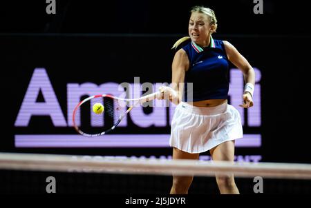 Anet Kontaveit aus Estland im Einsatz gegen den weißrussischen Aryna Sabalenka beim Viertelfinale des Porsche Tennis Grand Prix WTA 500 Tennisturniers 2022 am 22. April 2022 in der Porsche Arena in Stuttgart - Foto: Rob Prange/DPPI/LiveMedia Stockfoto