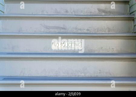 Kein Hinweisschild an der Steigleitung einer Außentreppe in San Francisco, Kalifornien. Nahaufnahme einer Holztreppe mit grauer Farbe und Beschilderung. Stockfoto