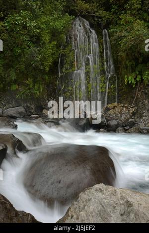 Detail einer Kaskade im Otira River in der Nähe des Arthurs Pass, Neuseeland Stockfoto