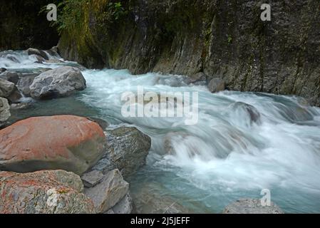 Detail einer Kaskade im Otira River in der Nähe des Arthurs Pass, Neuseeland Stockfoto