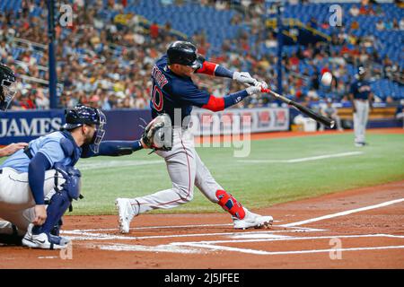 St. Petersburg, Florida. USA; Boston Red Sox Shortstop Trevor Story (10) bekommt einen Hit während eines Major League Baseballspiels gegen die Tampa Bay Rays, Saturd Stockfoto