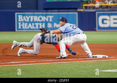 St. Petersburg, Florida. USA; Boston Red Sox, zweiter Baseman Trevor Story (10), gleitet sicher zurück zum ersten, bevor Tampa Bay den ersten Baseman Ji-man Choi bestragt Stockfoto
