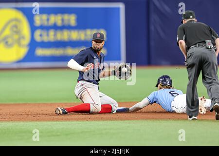 St. Petersburg, Florida. USA; Boston Red Sox Zweiter Baseman Xander Bogaerts (2) macht sich bereit, ein Stück auf Tampa Bay Rays Dritter Baseman Taylor Walls zu spielen (6) Stockfoto