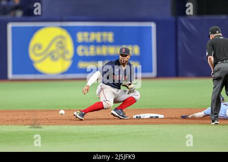 St. Petersburg, Florida. USA; Boston Red Sox Zweiter Baseman Xander Bogaerts (2) macht sich bereit, ein Stück auf Tampa Bay Rays Dritter Baseman Taylor Walls zu spielen (6) Stockfoto