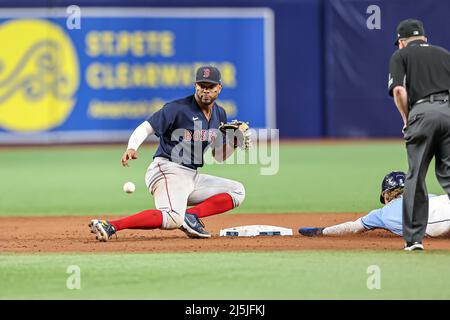St. Petersburg, Florida. USA; Boston Red Sox Zweiter Baseman Xander Bogaerts (2) macht sich bereit, ein Stück auf Tampa Bay Rays Dritter Baseman Taylor Walls zu spielen (6) Stockfoto