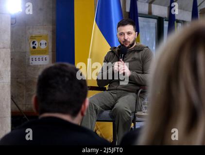 KIEW, UKRAINE - 23. APRIL 2022 - der Präsident der Ukraine, Wolodymyr Zelenskyy, hält eine Pressekonferenz für internationale und ukrainische Medien an einer U-Bahnstation in Kiew, der Hauptstadt der Ukraine, ab. Stockfoto