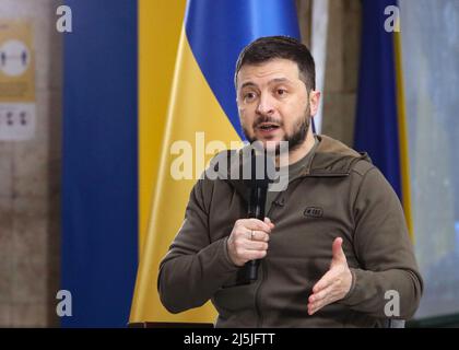 KIEW, UKRAINE - 23. APRIL 2022 - der Präsident der Ukraine, Wolodymyr Zelenskyy, hält eine Pressekonferenz für internationale und ukrainische Medien an einer U-Bahnstation in Kiew, der Hauptstadt der Ukraine, ab. Stockfoto