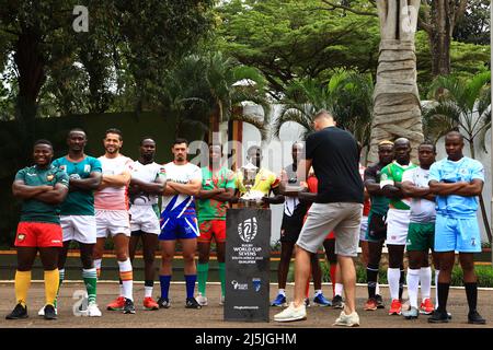 Kampala, Uganda. 23. April 2022. Kapitäne aus verschiedenen Teams und Ländern bereiten sich auf ein Fotoshooting des Kapitäns vor dem African Men's Rugby Sevens Championship Turnier am Uganda Independence Monument in Kampala, Uganda, am 23. April 2022. Quelle: Hascharah Nalwadda/Xinhua/Alamy Live News Stockfoto