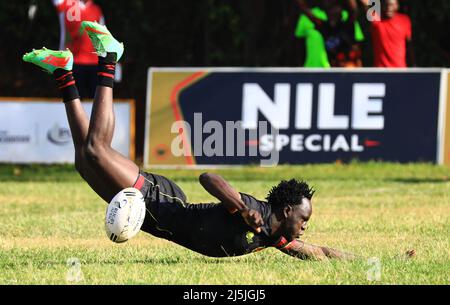 Kampala, Uganda. 23. April 2022. Ivan Otema aus Uganda taucht nach einem Versuch während eines Spiels zwischen Uganda und Burundi beim African Men's Rugby Sevens Championship Turnier am Uganda Independence Monument in Kampala, Uganda, am 23. April 2022. Quelle: Hascharah Nalwadda/Xinhua/Alamy Live News Stockfoto