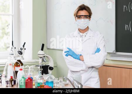 Safety First - Wissenschaftler trägt Maske, Handschuhe und Schutzbrille in einem Labor für Forschungsarbeiten Stockfoto