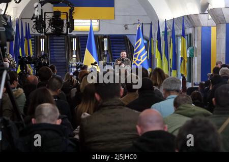 Der Präsident der Ukraine, Wolodymyr Zelenskyy, hält am 23. April 2022 eine Pressekonferenz für internationale und ukrainische Medien an einer U-Bahn-Station in Kiew, der Hauptstadt der Ukraine. Zelenski hat am Samstag seine Forderung nach einem Treffen mit dem russischen Präsidenten Wladimir Putin erneuert, um „dem Krieg ein Ende zu bereiten“. Foto von Volodymyr Tarasov/Ukrinform/ABACAPRESS.COM Stockfoto