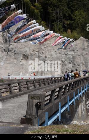 achi Village, nagano, japan, 2022/23/04 , Koinobori im Achi-mura Village in Nagano, einem der besten Orte, um Pfirsichblüten zu sehen. Koinobori, Stockfoto