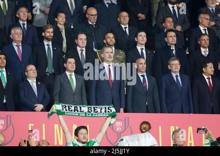 Felipe VI, König von Spanien, und Luis Rubiales, Präsident von RFEF, werden während des spanischen Pokals, Copa del Rey, des Finalspiels zwischen Real Betis Balompie und Valencia CF am 23. April 2022 im Estadio de la Cartuja in Sevilla, Spanien, gesehen - Foto: Joaquin Corchero/DPPI/LiveMedia Stockfoto