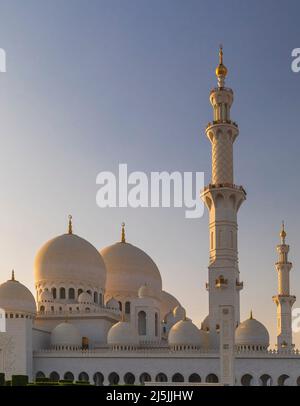 ABU DHABI, VAE - 18. April 2022: Große Moschee des Scheich Zayed in der Abenddämmerung Stockfoto