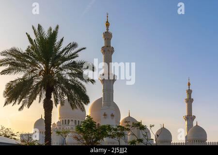 ABU DHABI, VAE - 18. April 2022: Große Moschee des Scheich Zayed in der Abenddämmerung Stockfoto