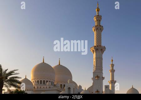 ABU DHABI, VAE - 18. April 2022: Große Moschee des Scheich Zayed in der Abenddämmerung Stockfoto