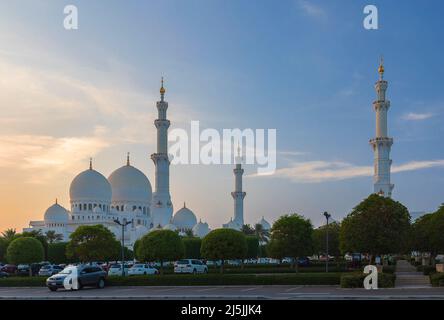 ABU DHABI, VAE - 18. April 2022: Große Moschee des Scheich Zayed in der Abenddämmerung Stockfoto