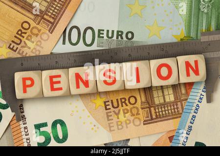 Vernier-Bremssattel und Holzblöcke mit dem Wort Pension auf Euro-Geld Hintergrund - Konzept der Berechnung der Rente Stockfoto