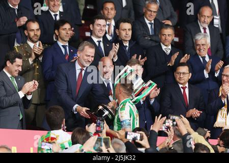 Joaquin Sanchez von Real Betis erhält die Siegertrophäe von König von Spanien, dem spanischen Pokal, Copa del Rey, nach dem letzten Fußballspiel zwischen Real Betis Balompie und Valencia CF am 23. April 2022 im Estadio de la Cartuja in Sevilla, Spanien - Foto: Joaquin Corchero/DPPI/LiveMedia Stockfoto