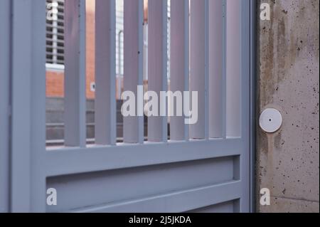 Detail eines Sensors zum Öffnen der Schiebetür an einem Zaun oder Garagentor Stockfoto