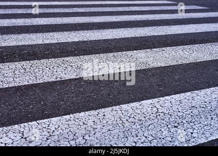 Rechtwinklige Details einer Fußgänger- oder Zebrakreuzung Stockfoto