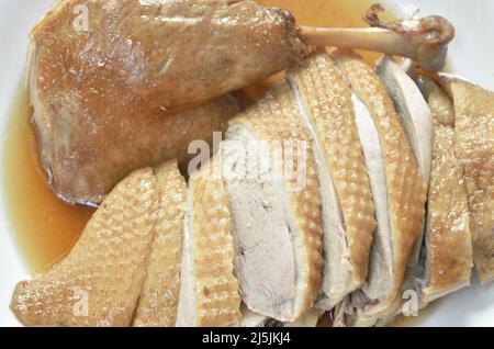 Gekochtes Entenfleisch Dressing schwarze Sojabohnensauce hacken und auf dem Teller anrichten Stockfoto