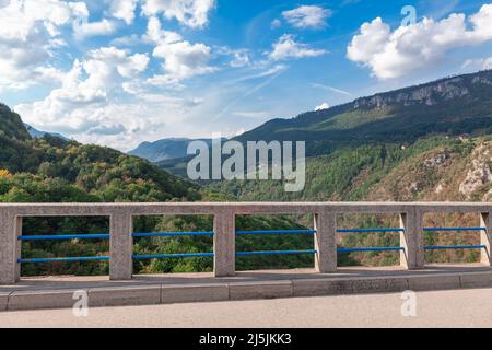 Steinbrücke Balustrade . Durdevica Tara Brücke im Norden Montenegros Stockfoto